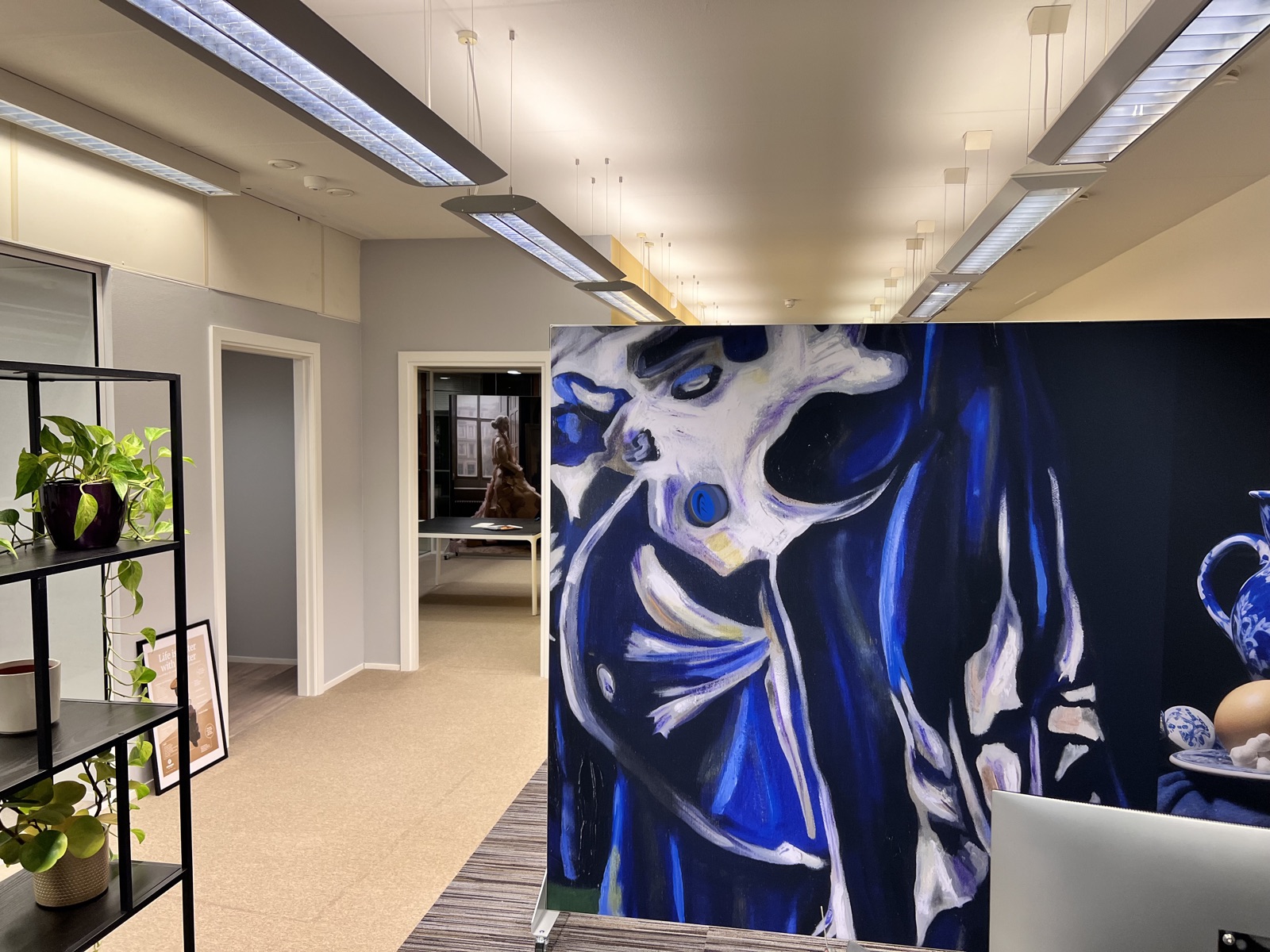 Akoestische room divider op locatie in een ontvangstruimte
